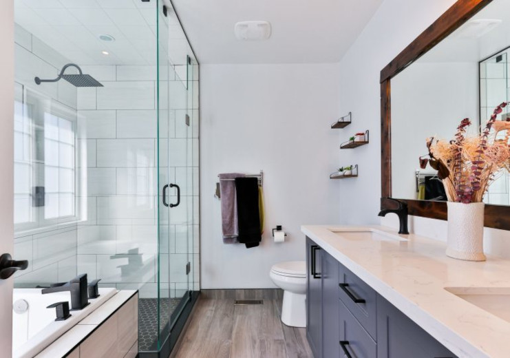 Dozownik do mydła, stylowe lustro i inne designerskie dodatki, czyli kilka pomysłów na urządzenie łazienki