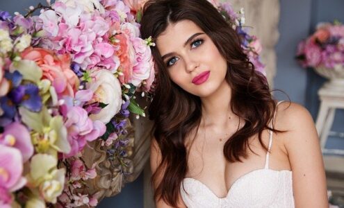 Makijaż na wesele dla brunetek – jak podkreślić swoje naturalne piękno?
