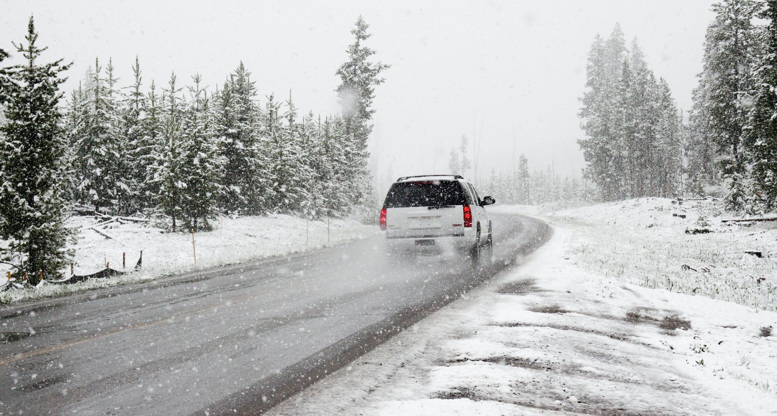 Jak przygotować samochód na długą zimową podróż?