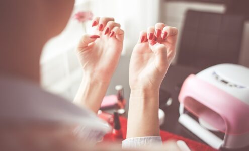 Jak zrobić manicure hybrydowy w domu?