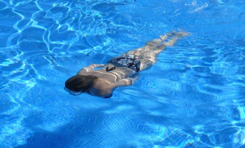 Pływanie dla początkujących – pierwsze kroki na basenie