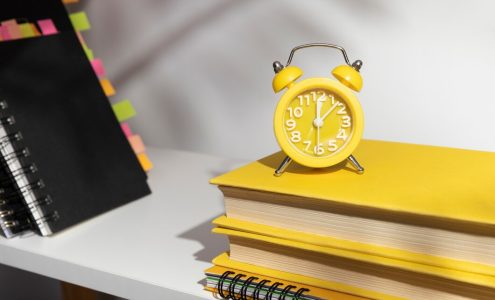 Podział pracy i organizacja czasu przy pisaniu prac naukowych – co musisz wiedzieć?