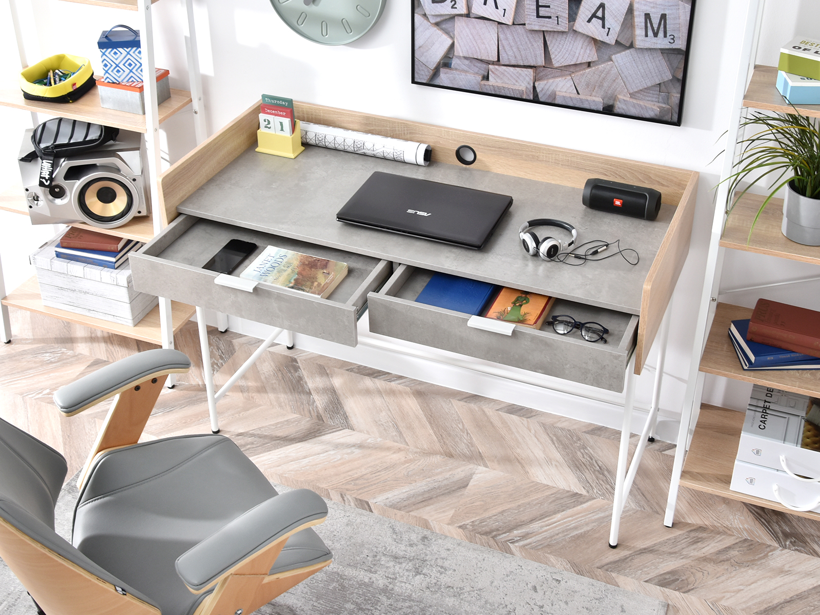 Jak urządzić mały pokój z biurkiem?