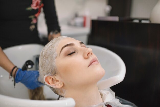 Jak ultradźwięki rewolucjonizują branżę kosmetyczną i fryzjerską?