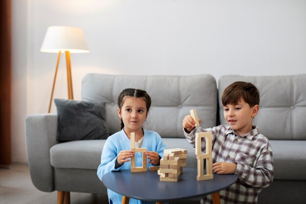 Jak wybierać bezpieczne i edukacyjne zabawki dla dzieci?