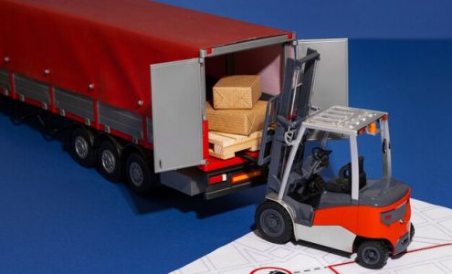 Jakie korzyści niesie wynajem samochodu z hydraulicznym dźwigiem w transporcie ciężkich towarów?