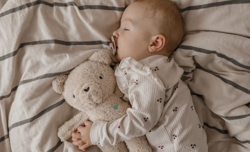 Jak delikatne dźwięki wpływają na sen i rozwój niemowląt?