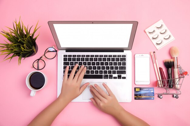 Jakie są kluczowe elementy skutecznego projektu e-commerce?