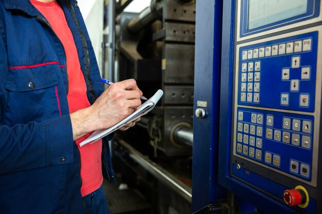 Innowacyjne technologie w obróbce CNC: Jak nowoczesne maszyny zmieniają przemysł metalowy