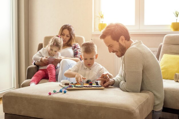 Jakie korzyści edukacyjne niosą ze sobą gry planszowe dla dzieci?