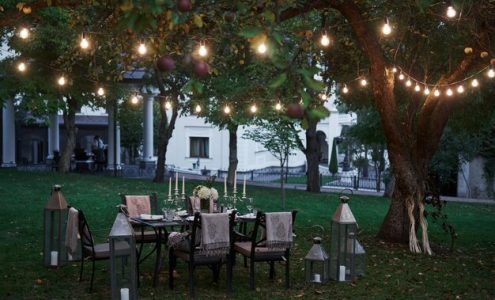 Jak stworzyć magiczną atmosferę w ogrodzie za pomocą oświetlenia LED