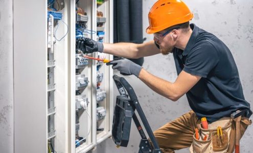 Jak zapewnić bezpieczeństwo i łatwy dostęp do instalacji elektrycznych w domu?