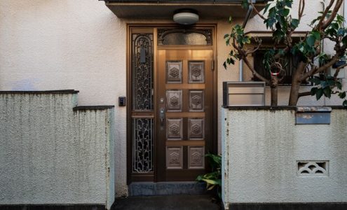 Czynniki wpływające na koszt zewnętrznych drzwi wejściowych: od materiału do funkcjonalności