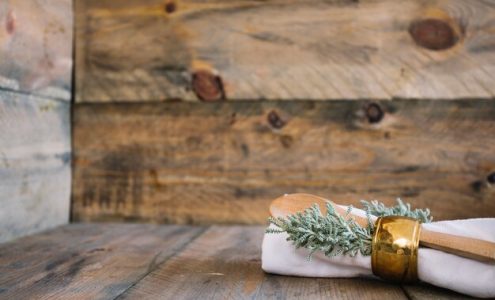 Jakie są kluczowe zalety wyboru drewnianych blatów do stoisk handlowych?