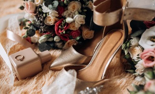 Jakie dodatki wybrać, aby podkreślić elegancję sukienki na specjalną okazję?