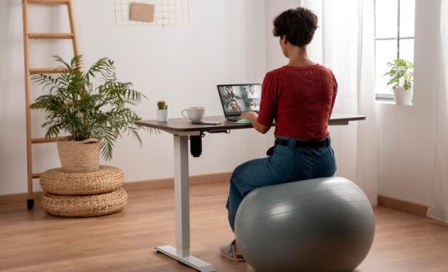 Jak ergonomiczne meble biurowe wpływają na produktywność i samopoczucie pracowników