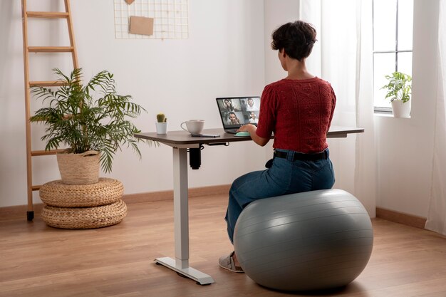 Jak ergonomiczne meble biurowe wpływają na produktywność i samopoczucie pracowników