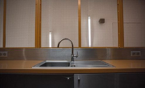 Jak wybrać idealny zlewozmywak do kuchni: porównanie materiałów i funkcjonalności