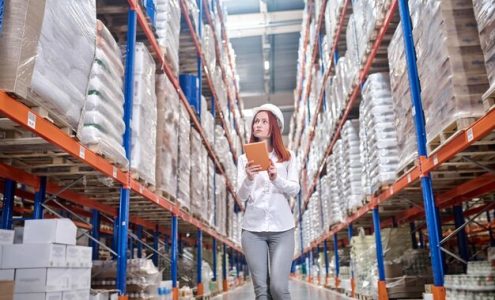 Jakie korzyści przynosi optymalizacja przestrzeni magazynowej dzięki nowoczesnym regałom?