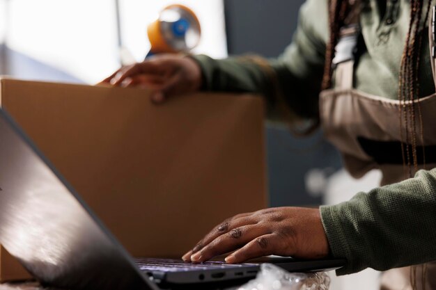 Jak zadbać o bezpieczeństwo paczek podczas międzynarodowego transportu?