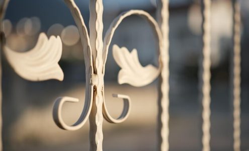 Jak wybrać idealne metalowe wsporniki do ogrodzeń kutych?