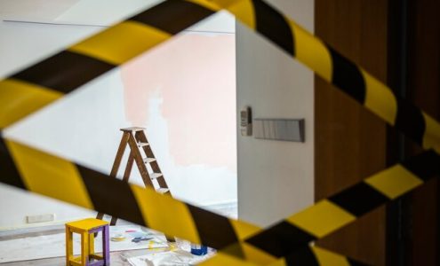 Jak taśmy samoprzylepne mogą poprawić bezpieczeństwo w miejscu pracy?