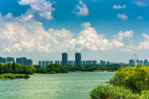 Jak pawilony z płyt warstwowych mogą zwiększyć efektywność na placu budowy?