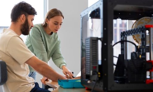 Jakie czynniki wpływają na wybór odpowiedniej metody druku na koszulkach?