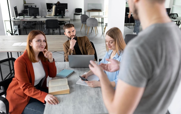 Jak elastyczne kursy językowe mogą zwiększyć efektywność zespołów w firmie