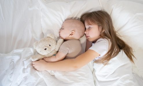 Jak kojące dźwięki wpływają na sen i rozwój niemowląt?