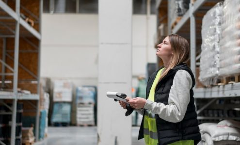 Jak automatyzacja wpływa na efektywność procesów w logistyce?
