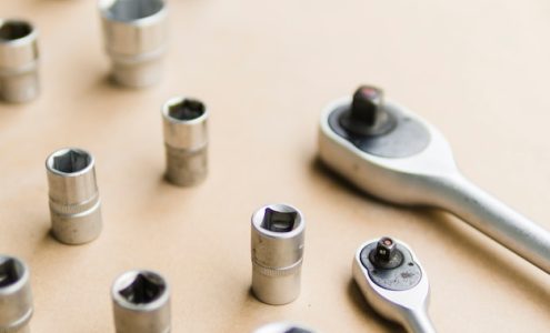 Jak wybrać odpowiednie złącza do systemów hydraulicznych: Poradnik dla początkujących