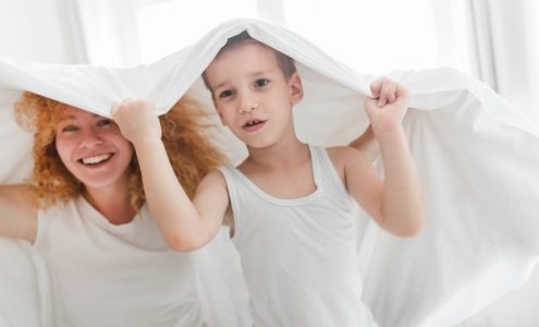 Jak wybrać idealny ochraniacz na materac dla alergików i dzieci?