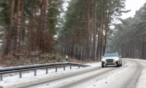 Jak technologia wspomaga kierowców w trudnych warunkach pogodowych?