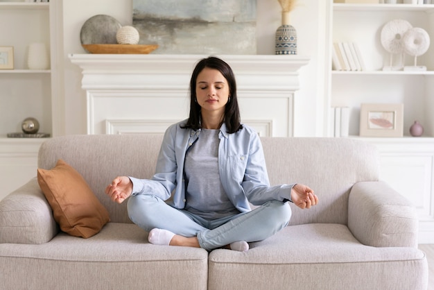 Jak mindfulness może pomóc w radzeniu sobie z codziennym stresem?